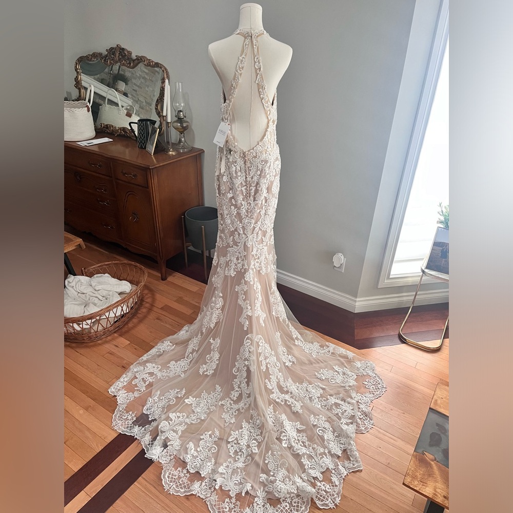 Elegant Lace Halter Gown Wedding Dress - Picture 6 of 8
